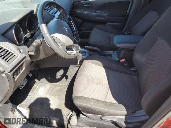 2018 Mitsubishi Outlander ES z VIN JA4AP3AU8JU003624, wystawiony jako Copart lot #50222305 z przebiegiem 128 611 mil mil oraz Czysty tytuł • Clean title. Historia ofert i sprzedaży dostępna na DreamBid. Obrazek 7.