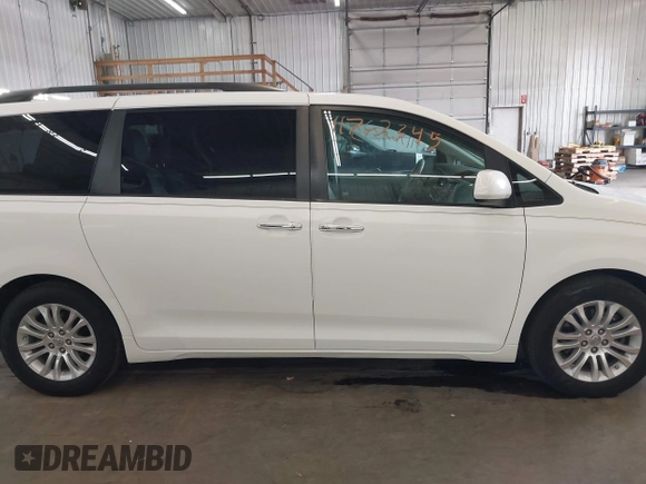 2012 Toyota Sienna XLE AAS z VIN 5TDYK3DC2CS196897, wystawiony jako IAAI lot #41762345 z przebiegiem 183 188 mil mil oraz . Historia ofert i sprzedaży dostępna na DreamBid. Obrazek 14.