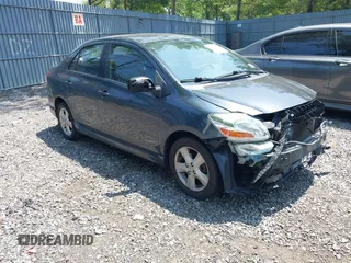 2008 Toyota Yaris z VIN JTDBT923881239152, wystawiony jako IAAI lot #42401823 z przebiegiem 133 892 mil mil oraz . Historia ofert i sprzedaży dostępna na DreamBid. Obrazek 1.