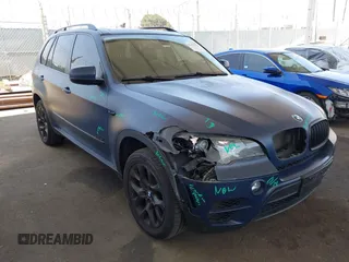 2013 BMW X5 xDrive50i z VIN 5UXZV8C50D0C15738, wystawiony jako IAAI lot #42443144 z przebiegiem 114 306 mil mil oraz . Historia ofert i sprzedaży dostępna na DreamBid. Obrazek 1.