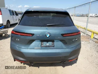 2022 BMW iX xDrive50 z VIN WB523CF00NCK51515, wystawiony jako Copart lot #62870593 z przebiegiem 3239 mil mil oraz . Historia ofert i sprzedaży dostępna na DreamBid. Obrazek 6.