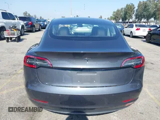 2018 Tesla Model 3 Long Range Battery z VIN 5YJ3E1EA2JF039262, wystawiony jako IAAI lot #42463443 z przebiegiem 77 482 mil mil oraz . Historia ofert i sprzedaży dostępna na DreamBid. Obrazek 17.
