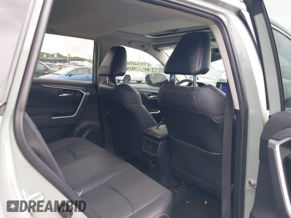 2023 Toyota RAV4 Hybrid XLE Premium z VIN 4T3B6RFV0PU132809, wystawiony jako IAAI lot #42646117 z przebiegiem 43 083 mil mil oraz . Historia ofert i sprzedaży dostępna na DreamBid. Obrazek 8.