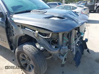 2019 Ram 1500 Rebel z VIN 1C6SRFLT2KN696557, wystawiony jako IAAI lot #42110931 z przebiegiem 81 372 mil mil oraz . Historia ofert i sprzedaży dostępna na DreamBid. Obrazek 18.
