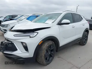 2024 Buick Encore GX Sport Touring z VIN KL4AMDSL9RB138008, wystawiony jako IAAI lot #42265467 z przebiegiem 28 000 mil mil oraz . Historia ofert i sprzedaży dostępna na DreamBid. Obrazek 18.