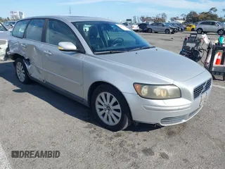 2005 Volvo V50 with VIN YV1MW390252109201, listed as a IAAI auction lot 42002333 with 148,028 mi miles. Bid and sale history available at carsss.com. Image 1.