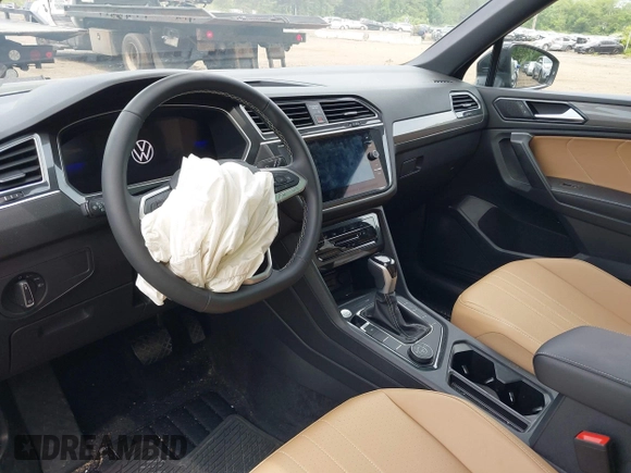 2024 Volkswagen Tiguan SE with VIN 3VVMB7AX6RM079301, listed as a IAAI auction lot 42404572 with 8,573 mi miles and . Bid and sale history available at DreamBid. Image 5.