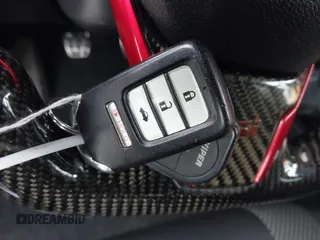 2019 Honda Civic Si z VIN 2HGFC1E51KH704185, wystawiony jako IAAI lot #41855464 z przebiegiem 110 106 mil mil oraz . Historia ofert i sprzedaży dostępna na DreamBid. Obrazek 11.