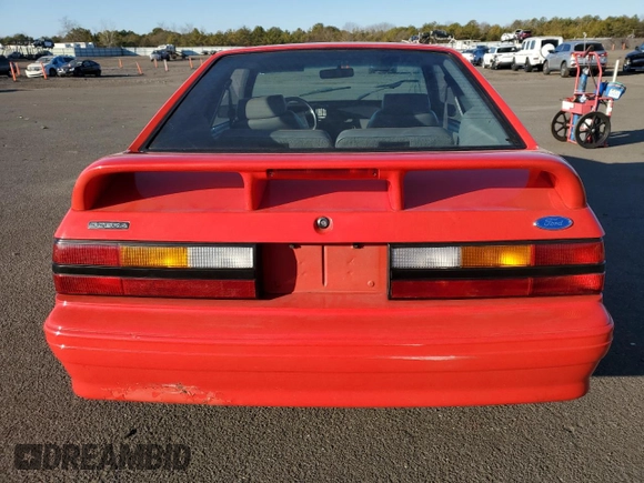 1993 Ford Mustang z VIN 1FACP42D5PF176622, wystawiony jako Copart lot #88132295 z przebiegiem Nie podano mil oraz Szkoda całkowita • Salvage title. Historia ofert i sprzedaży dostępna na DreamBid. Obrazek 6.