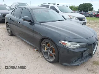 2017 Alfa Romeo Giulia Ti z VIN ZARFAECNXH7556854, wystawiony jako IAAI lot #41973525 z przebiegiem 129 413 mil mil oraz . Historia ofert i sprzedaży dostępna na DreamBid. Obrazek 3.