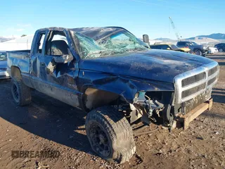 2001 Dodge 2500 z VIN 3B7KF23611G781689, wystawiony jako IAAI lot #41030113 z przebiegiem Nie podano mil oraz . Historia ofert i sprzedaży dostępna na DreamBid. Obrazek 1.