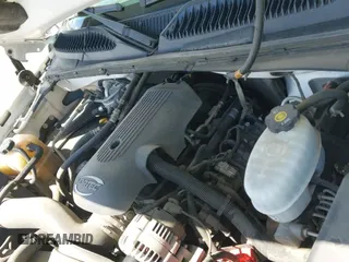 2005 Chevrolet Silverado 2500HD Work Truck z VIN 1GBHC24U55E285764, wystawiony jako IAAI lot #42167919 z przebiegiem 113 960 mil mil oraz . Historia ofert i sprzedaży dostępna na DreamBid. Obrazek 18.