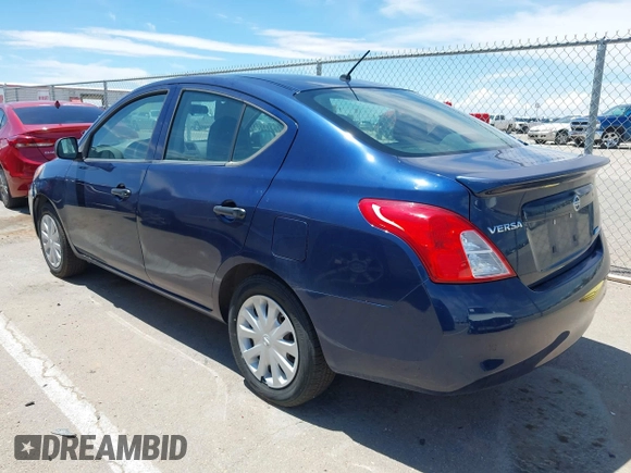 2012 Nissan Versa S z VIN 3N1CN7AP9CL824902, wystawiony jako IAAI lot #42773826 z przebiegiem 124 273 mil mil oraz . Historia ofert i sprzedaży dostępna na DreamBid. Obrazek 3.