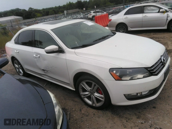2014 Volkswagen Passat SEL Premium z VIN 1VWCN7A32EC061384, wystawiony jako IAAI lot #42210170 z przebiegiem 152 836 mil mil oraz . Historia ofert i sprzedaży dostępna na DreamBid. Obrazek 1.