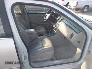 2008 Cadillac DTS 1SA z VIN 1G6KD57Y98U138410, wystawiony jako IAAI lot #41583252 z przebiegiem 121 705 mil mil oraz . Historia ofert i sprzedaży dostępna na DreamBid. Obrazek 5.