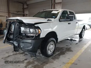 2023 Ram 2500 Tradesman z VIN 3C6UR5HJ0PG610057, wystawiony jako IAAI lot #42385008 z przebiegiem 21 105 mil mil oraz . Historia ofert i sprzedaży dostępna na DreamBid. Obrazek 2.
