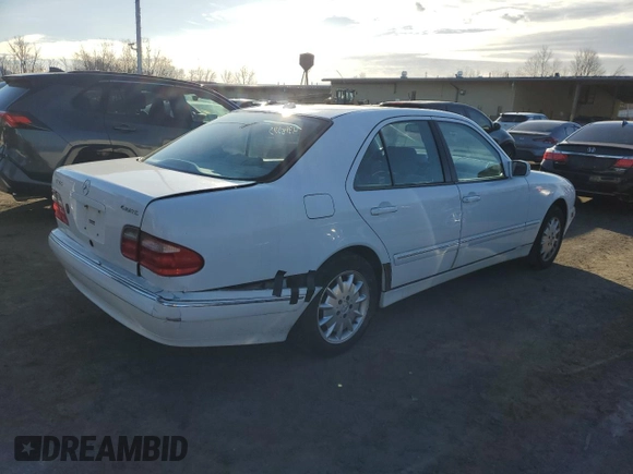 2000 Mercedes-Benz E-Class AWD with VIN WDBJF82G1YX028712, listed as a Copart auction lot 43983315 with 201,037 mi miles and Salvage Title. Bid and sale history available at carsss.com. Image 3.