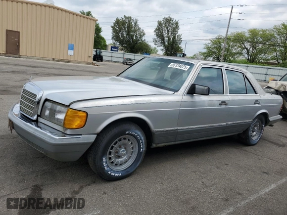 1985 Mercedes-Benz 380 z VIN WDBCA32C1FA105232, wystawiony jako Copart lot #55124875 z przebiegiem 150 676 mil mil oraz Czysty tytuł • Clean title. Historia ofert i sprzedaży dostępna na DreamBid. Obrazek 1.