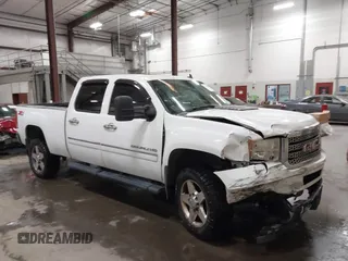 2013 GMC Sierra 2500HD Denali z VIN 1GT125E87DF166982, wystawiony jako IAAI lot #41414906 z przebiegiem 293 947 mil mil oraz . Historia ofert i sprzedaży dostępna na DreamBid. Obrazek 1.