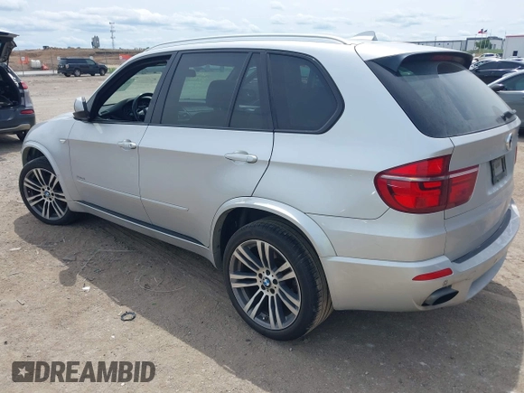 2013 BMW X5 xDrive35i z VIN 5UXZV4C59D0E03876, wystawiony jako IAAI lot #42214184 z przebiegiem 127 480 mil mil oraz . Historia ofert i sprzedaży dostępna na DreamBid. Obrazek 3.