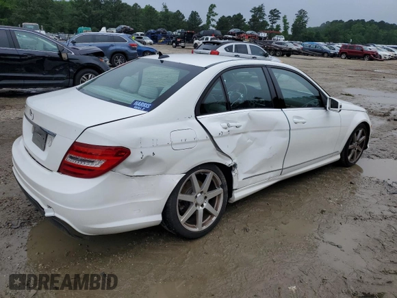 2013 Mercedes-Benz C 250 Sport z VIN WDDGF4HB3DR270325, wystawiony jako Copart lot #57044585 z przebiegiem 107 453 mil mil oraz Szkoda całkowita • Salvage title. Historia ofert i sprzedaży dostępna na DreamBid. Obrazek 3.