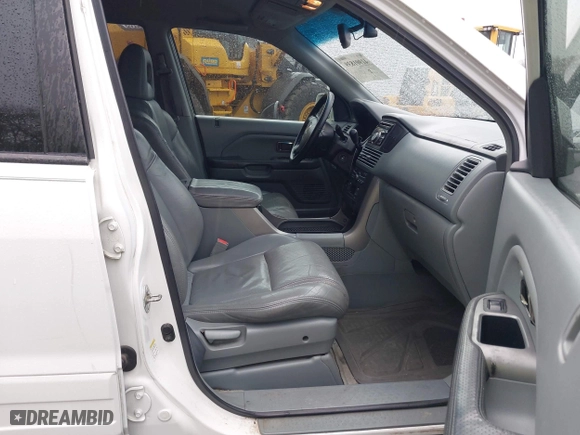 2004 Honda Pilot EX with VIN 2HKYF185X4H571558, listed as a IAAI auction lot 41901839 with 196,703 mi miles. Bid and sale history available at carsss.com. Image 5.
