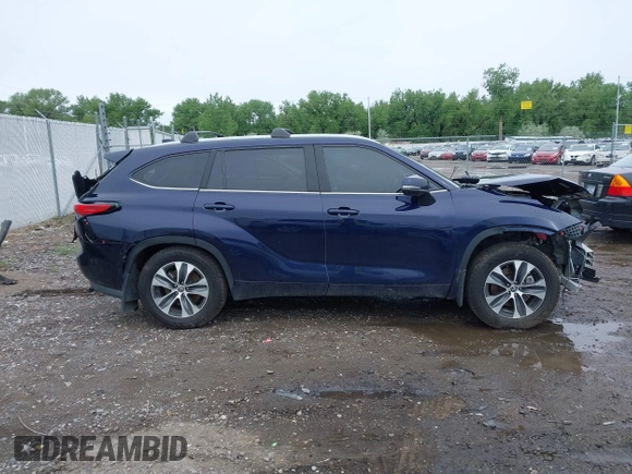 2022 Toyota Highlander XLE with VIN 5TDGZRBH6NS591080, listed as a IAAI auction lot 42271952 with 36,895 mi miles and . Bid and sale history available at DreamBid. Image 14.