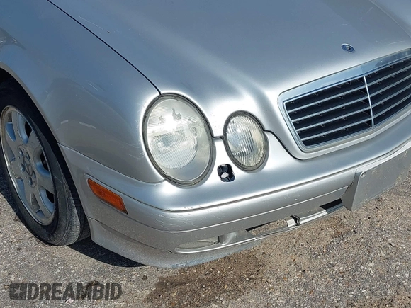 2003 Mercedes-Benz CLK 320 z VIN WDBLK65G13T137546, wystawiony jako IAAI lot #42342255 z przebiegiem Nie podano mil oraz . Historia ofert i sprzedaży dostępna na DreamBid. Obrazek 6.
