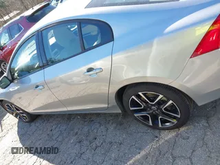 2018 Volvo S60 Dynamic z VIN YV126MFL4J2451903, wystawiony jako IAAI lot #41844843 z przebiegiem 118 026 mil mil oraz . Historia ofert i sprzedaży dostępna na DreamBid. Obrazek 14.