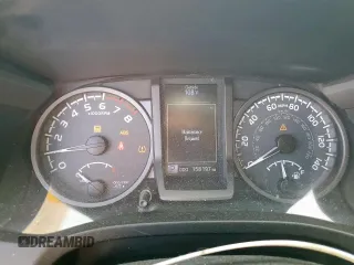 2017 Toyota Tacoma SR5 z VIN 5TFRZ5CNXHX025315, wystawiony jako Copart lot #57901395 z przebiegiem 158 197 mil mil oraz Szkoda całkowita • Salvage title. Historia ofert i sprzedaży dostępna na DreamBid. Obrazek 9.