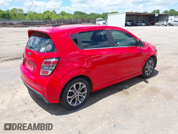 2018 Chevrolet Sonic LT z VIN 1G1JD6SH6J4120998, wystawiony jako IAAI lot #42270614 z przebiegiem 56 587 mil mil oraz . Historia ofert i sprzedaży dostępna na DreamBid. Obrazek 4.