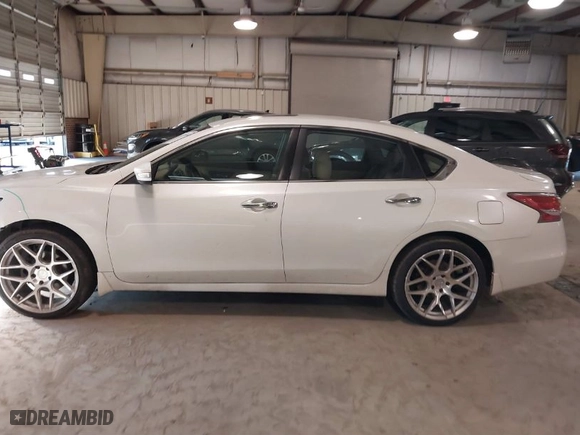 2014 Nissan Altima 2.5 S with VIN 1N4AL3AP8EC318968, listed as a IAAI auction lot 41678581 with NaN miles. Bid and sale history available at carsss.com. Image 14.
