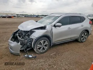 2017 Nissan Rogue SV z VIN 5N1AT2MT0HC887486, wystawiony jako Copart lot #66508085 z przebiegiem 122 896 mil mil oraz Czysty tytuł • Clean title. Historia ofert i sprzedaży dostępna na DreamBid. Obrazek 1.