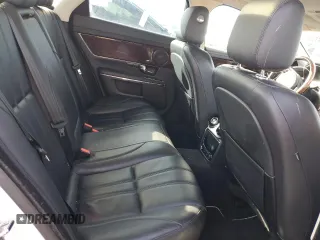 2013 Jaguar XJ z VIN SAJWJ1CD0D8V53753, wystawiony jako Copart lot #45155755 z przebiegiem 53 524 mil mil oraz Szkoda całkowita • Salvage title. Historia ofert i sprzedaży dostępna na DreamBid. Obrazek 10.