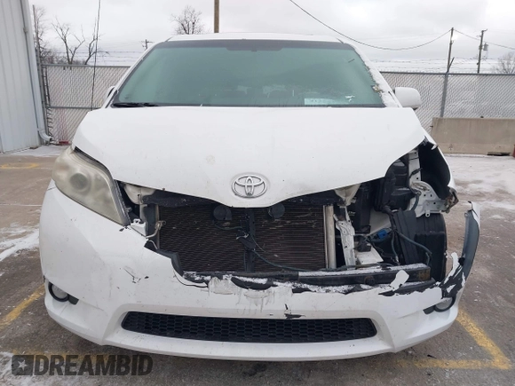 2014 Toyota Sienna XLE z VIN 5TDYK3DC6ES492167, wystawiony jako IAAI lot #41257193 z przebiegiem 216 046 mil mil oraz . Historia ofert i sprzedaży dostępna na DreamBid. Obrazek 12.