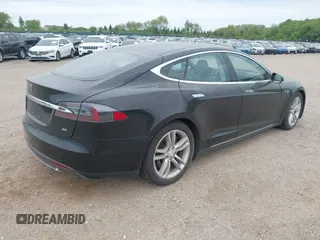 2013 Tesla Model S с VIN 5YJSA1CN1DFP08848, выставлен на аукционе IAAI как лот 42300243 с пробегом Не указан миль и . История ставок и продаж доступна на DreamBid. Изображение 4.