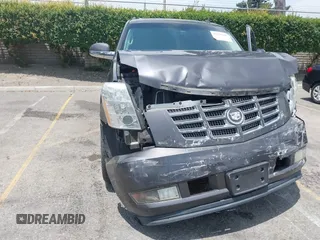 2011 Cadillac Escalade ESV Premium z VIN 1GYS4JEF2BR149146, wystawiony jako IAAI lot #42370325 z przebiegiem 68 787 mil mil oraz . Historia ofert i sprzedaży dostępna na DreamBid. Obrazek 6.
