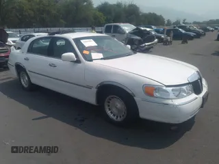 1999 Lincoln Town Car Executive z VIN 1LNHM81WXXY700012, wystawiony jako IAAI lot #31091653 z przebiegiem 173 333 mil mil oraz . Historia ofert i sprzedaży dostępna na DreamBid. Obrazek 1.