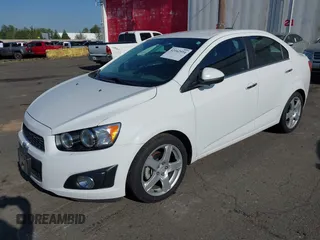 2016 Chevrolet Sonic LTZ z VIN 1G1JE5SB5G4160324, wystawiony jako IAAI lot #42162934 z przebiegiem 56 551 mil mil oraz . Historia ofert i sprzedaży dostępna na DreamBid. Obrazek 2.