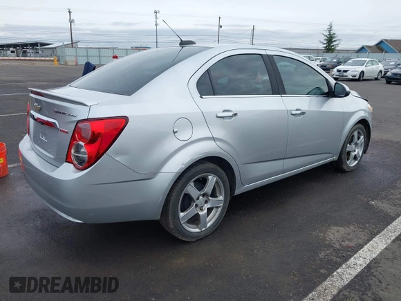 2015 Chevrolet Sonic LTZ z VIN 1G1JE5SB4F4108360, wystawiony jako IAAI lot #41526362 z przebiegiem 157 226 mil mil oraz . Historia ofert i sprzedaży dostępna na DreamBid. Obrazek 4.