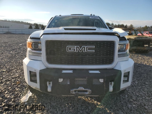 2019 GMC Sierra 2500HD Denali with VIN 1GT12SEY2KF132248, listed as a Copart auction lot 84638294 with 89,115 mi miles and Salvage Title. Bid and sale history available at carsss.com. Image 5.