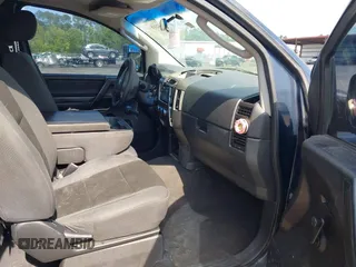 2008 Nissan Titan XE z VIN 1N6BA06A58N358342, wystawiony jako IAAI lot #42307058 z przebiegiem 223 175 mil mil oraz . Historia ofert i sprzedaży dostępna na DreamBid. Obrazek 5.