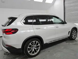 2024 BMW X5 xDrive40i z VIN 5UX23EU01R9T52728, wystawiony jako Copart lot #49401515 z przebiegiem 512 mil mil oraz Tytuł czysty. Historia ofert i sprzedaży dostępna na DreamBid. Obrazek 3.