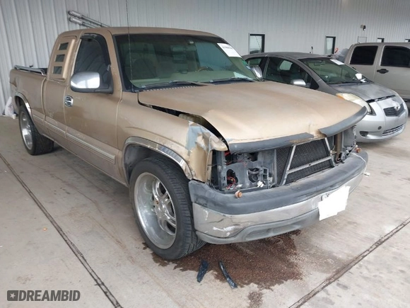 2001 Chevrolet Silverado 1500 LS with VIN 2GCEC19V411218420, listed as a IAAI auction lot 41900589 with 209,953 mi miles. Bid and sale history available at carsss.com. Image 1.