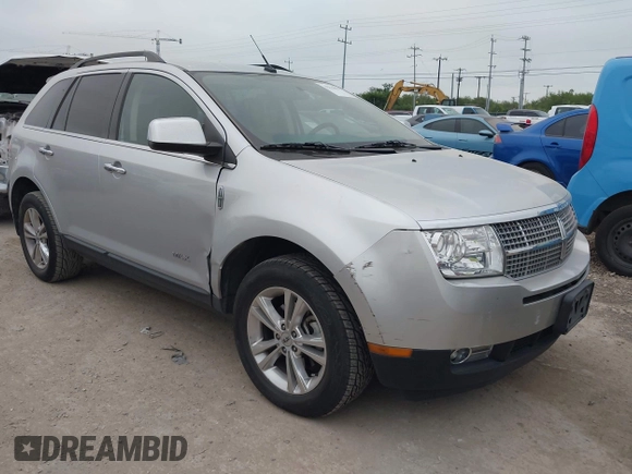 2010 Lincoln MKX z VIN 2LMDJ6JC1ABJ32601, wystawiony jako IAAI lot #42220437 z przebiegiem 98 946 mil mil oraz . Historia ofert i sprzedaży dostępna na DreamBid. Obrazek 1.