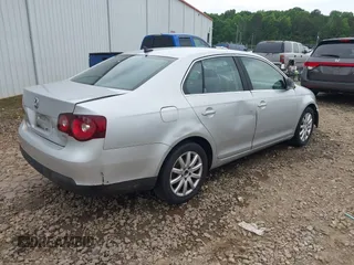 2008 Volkswagen Jetta SE z VIN 3VWRM71K38M043595, wystawiony jako IAAI lot #42169173 z przebiegiem 383 659 mil mil oraz . Historia ofert i sprzedaży dostępna na DreamBid. Obrazek 4.