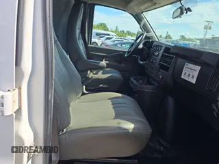 2021 Chevrolet Express Cargo z VIN 1GCWGAFPXM1166123, wystawiony jako IAAI lot #42566386 z przebiegiem 112 553 mil mil oraz . Historia ofert i sprzedaży dostępna na DreamBid. Obrazek 7.