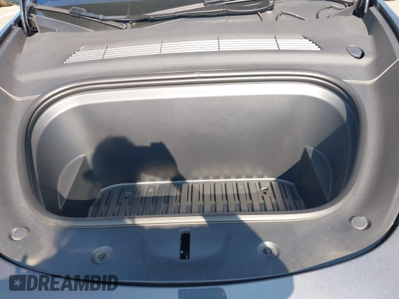 2024 Tesla Model Y Long Range z VIN 7SAYGDEEXRA263444, wystawiony jako IAAI lot #40199252 z przebiegiem 9 540 mil mil oraz . Historia ofert i sprzedaży dostępna na DreamBid. Obrazek 10.