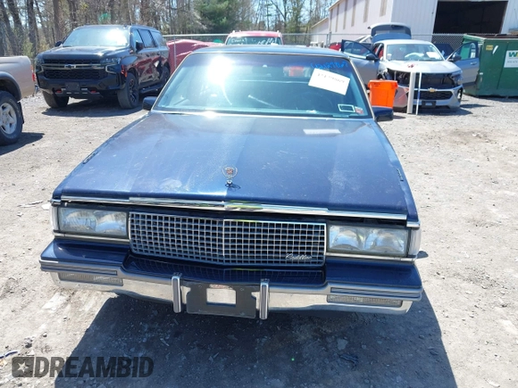 1988 Cadillac Fleetwood z VIN 1G6CB5153J4265796, wystawiony jako IAAI lot #42129869 z przebiegiem 63 756 mil mil oraz . Historia ofert i sprzedaży dostępna na DreamBid. Obrazek 12.