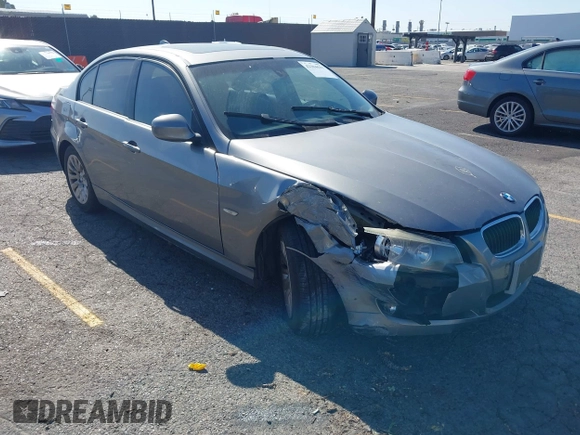 2009 BMW 3 Series 328i z VIN WBAPH57559NL76941, wystawiony jako IAAI lot #42304631 z przebiegiem 118 985 mil mil oraz . Historia ofert i sprzedaży dostępna na DreamBid. Obrazek 1.